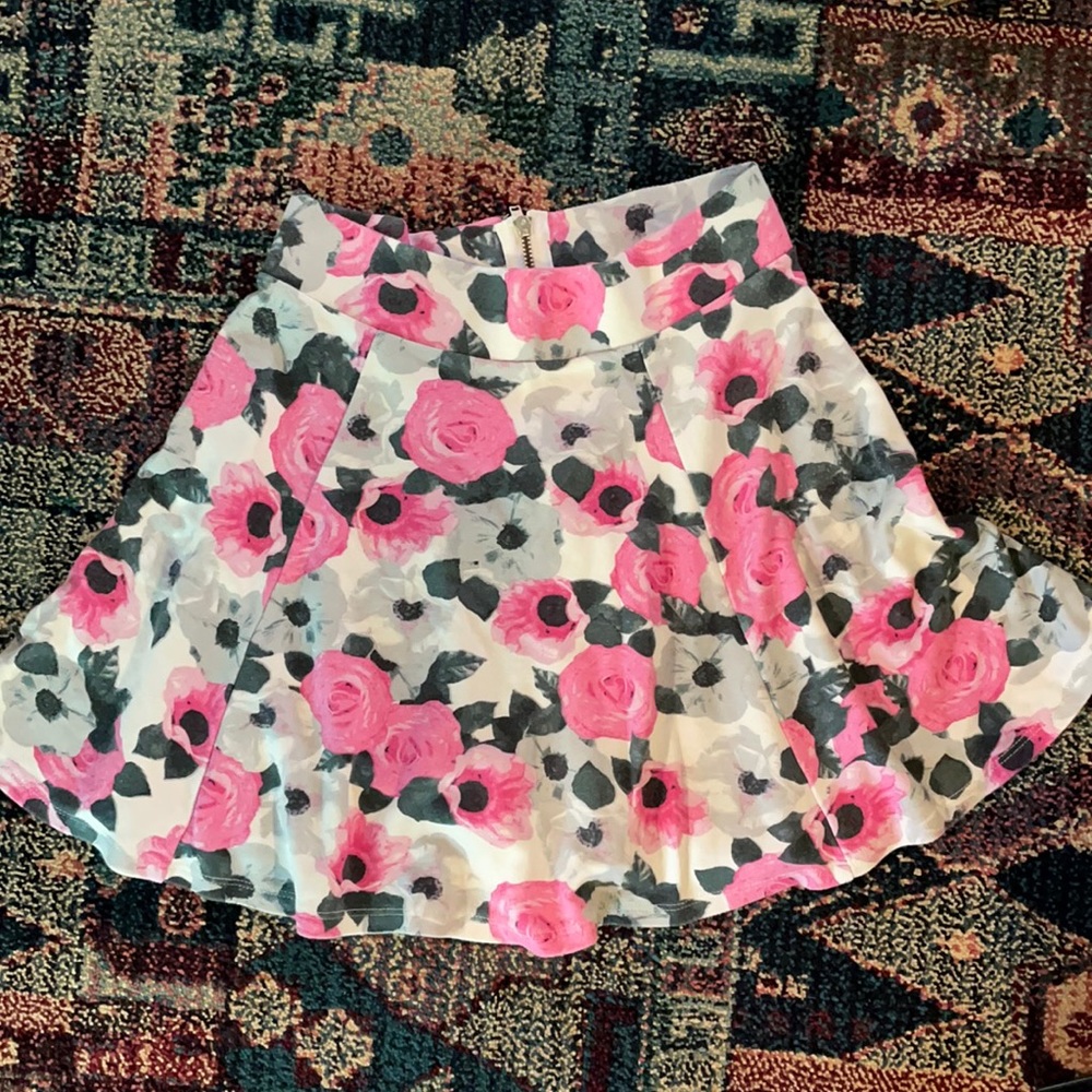 Floral flowy mini skirt